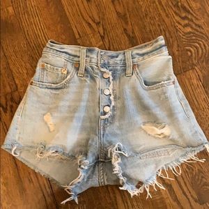 Levi’s cut off denim shorts